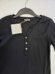 Czarny komplet damski premium second hand składający się z prążkowanej bluzki henley Michelle oraz szerokich spodni wide-leg Unique z plecionym paskiem