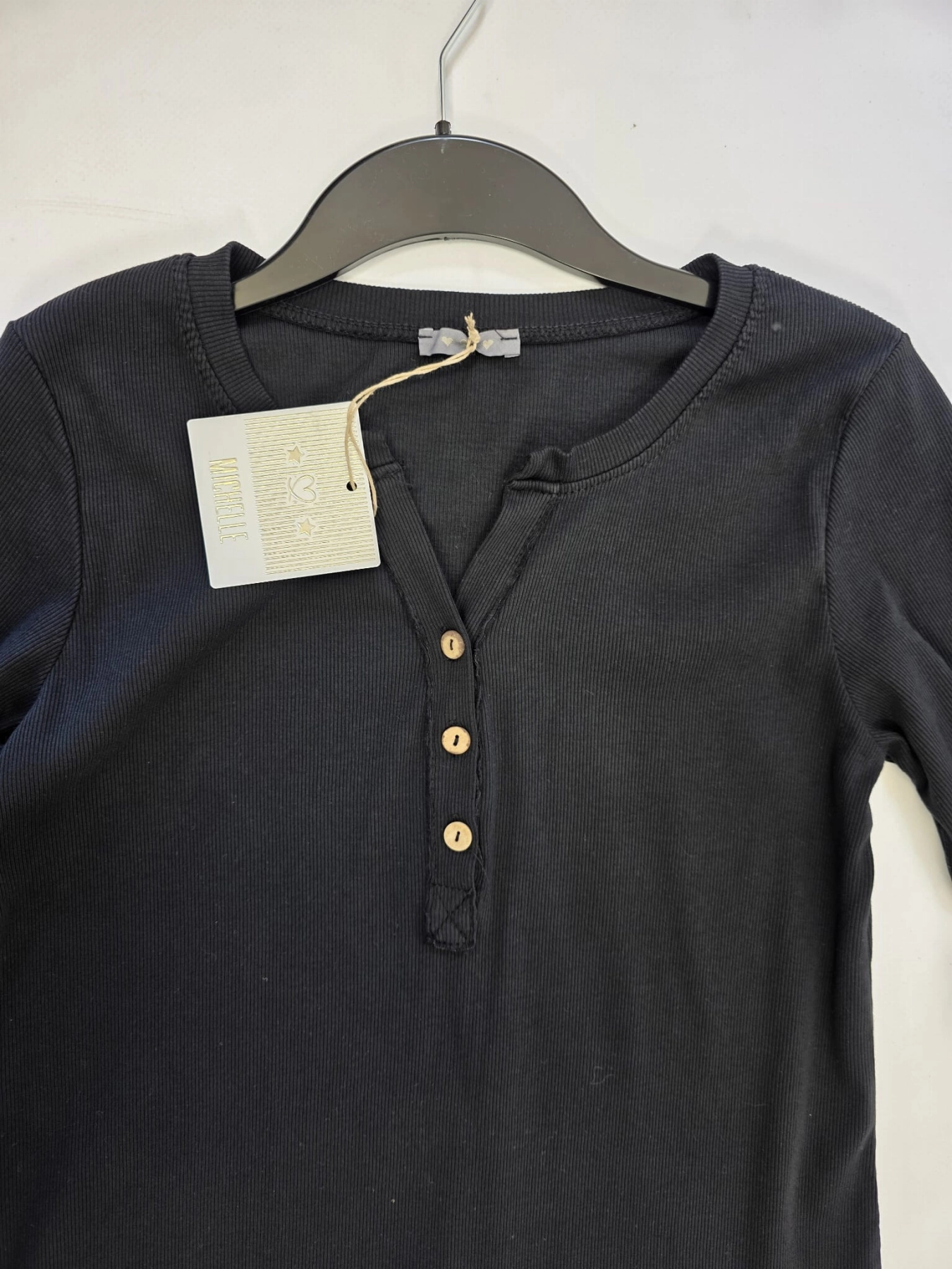 Czarny komplet damski premium second hand składający się z prążkowanej bluzki henley Michelle oraz szerokich spodni wide-leg Unique z plecionym paskiem