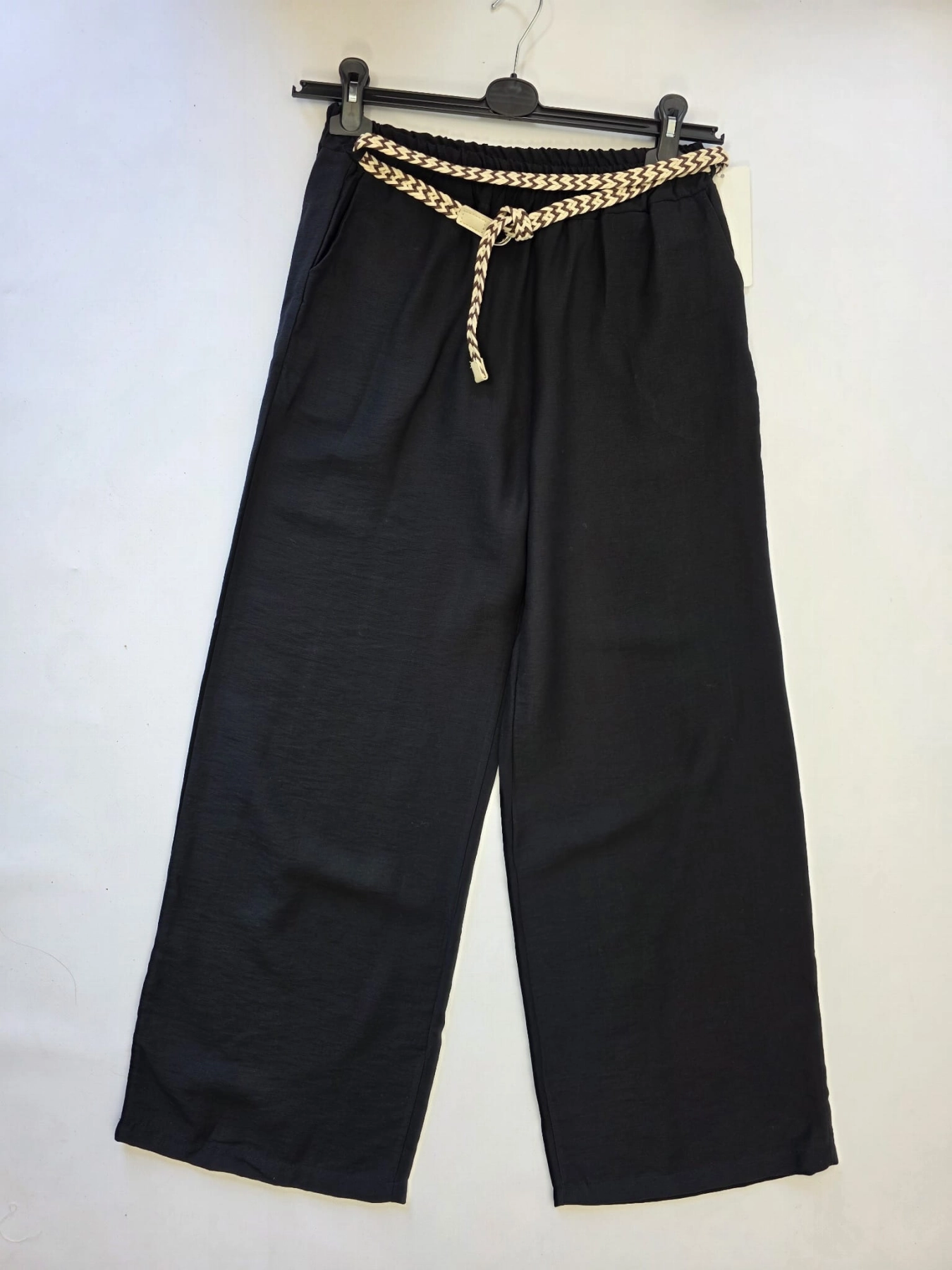 Czarny komplet damski premium second hand składający się z prążkowanej bluzki henley Michelle oraz szerokich spodni wide-leg Unique z plecionym paskiem