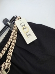 Czarny komplet damski premium second hand składający się z prążkowanej bluzki henley Michelle oraz szerokich spodni wide-leg Unique z plecionym paskiem