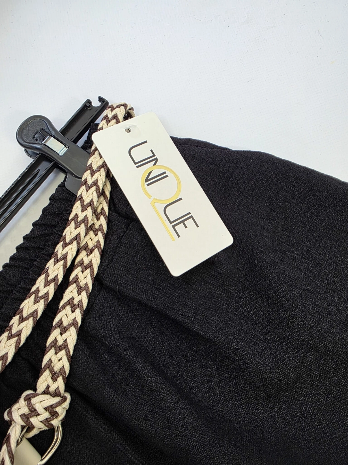 Czarny komplet damski premium second hand składający się z prążkowanej bluzki henley Michelle oraz szerokich spodni wide-leg Unique z plecionym paskiem