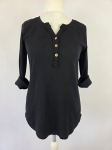 Czarny komplet damski premium second hand składający się z prążkowanej bluzki henley Michelle oraz szerokich spodni wide-leg Unique z plecionym paskiem