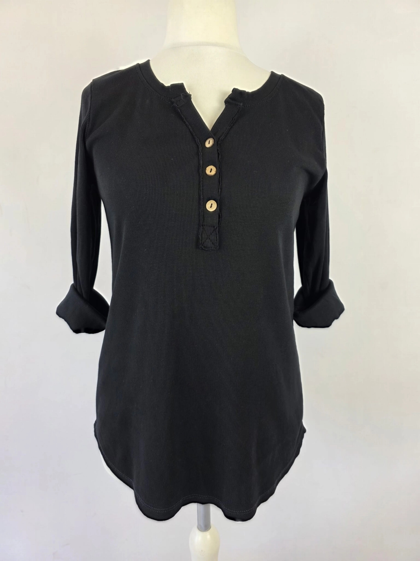 Czarny komplet damski premium second hand składający się z prążkowanej bluzki henley Michelle oraz szerokich spodni wide-leg Unique z plecionym paskiem