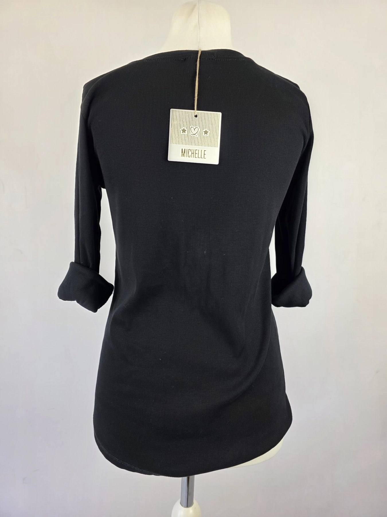 Czarny komplet damski premium second hand składający się z prążkowanej bluzki henley Michelle oraz szerokich spodni wide-leg Unique z plecionym paskiem