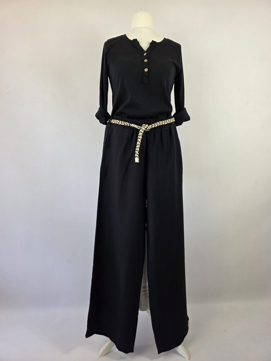 Czarny komplet damski premium second hand składający się z prążkowanej bluzki henley Michelle oraz szerokich spodni wide-leg Unique z plecionym paskiem