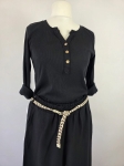 Czarny komplet damski premium second hand składający się z prążkowanej bluzki henley Michelle oraz szerokich spodni wide-leg Unique z plecionym paskiem
