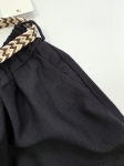 Czarny komplet damski premium second hand składający się z prążkowanej bluzki henley Michelle oraz szerokich spodni wide-leg Unique z plecionym paskiem