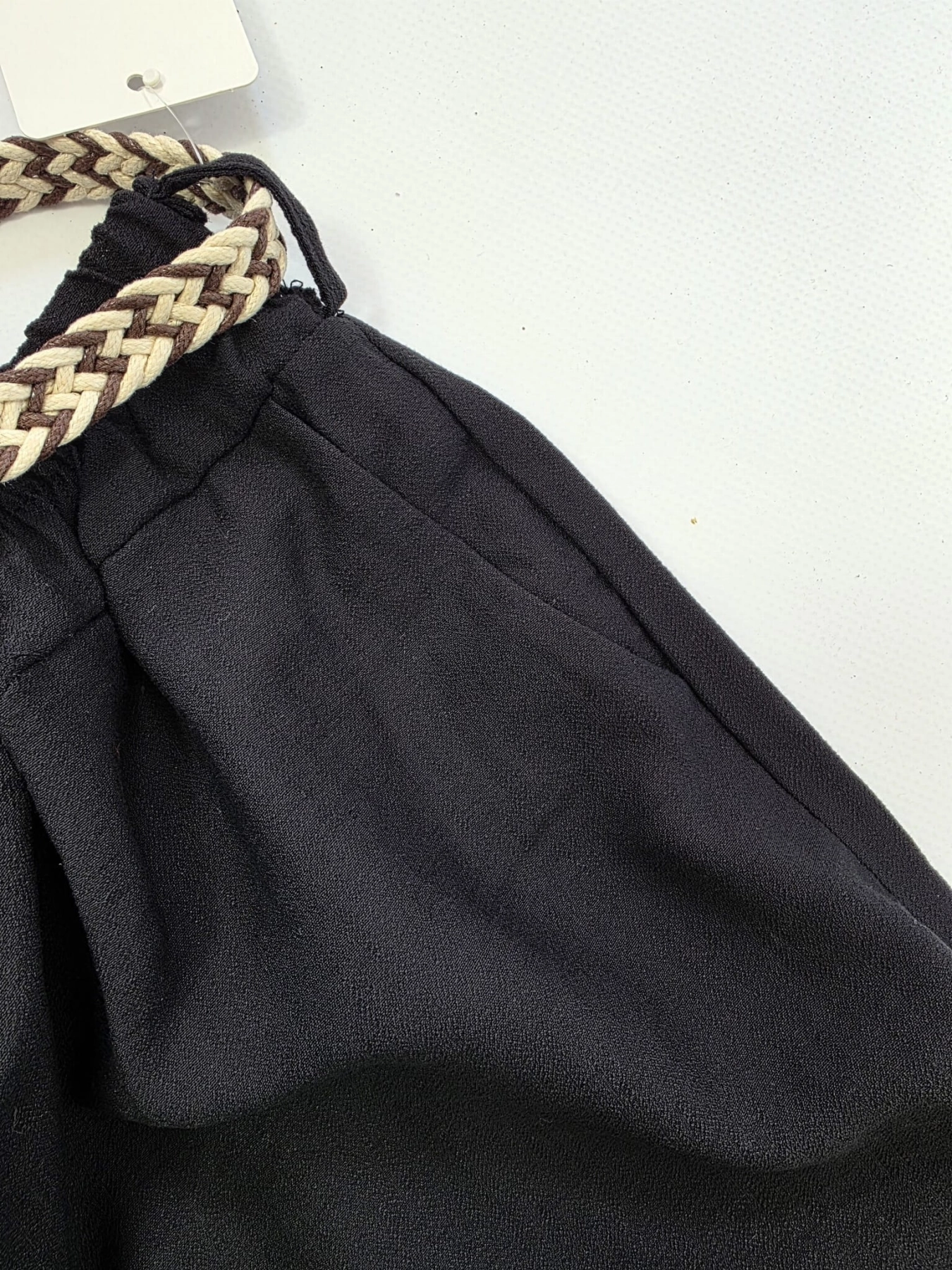 Czarny komplet damski premium second hand składający się z prążkowanej bluzki henley Michelle oraz szerokich spodni wide-leg Unique z plecionym paskiem