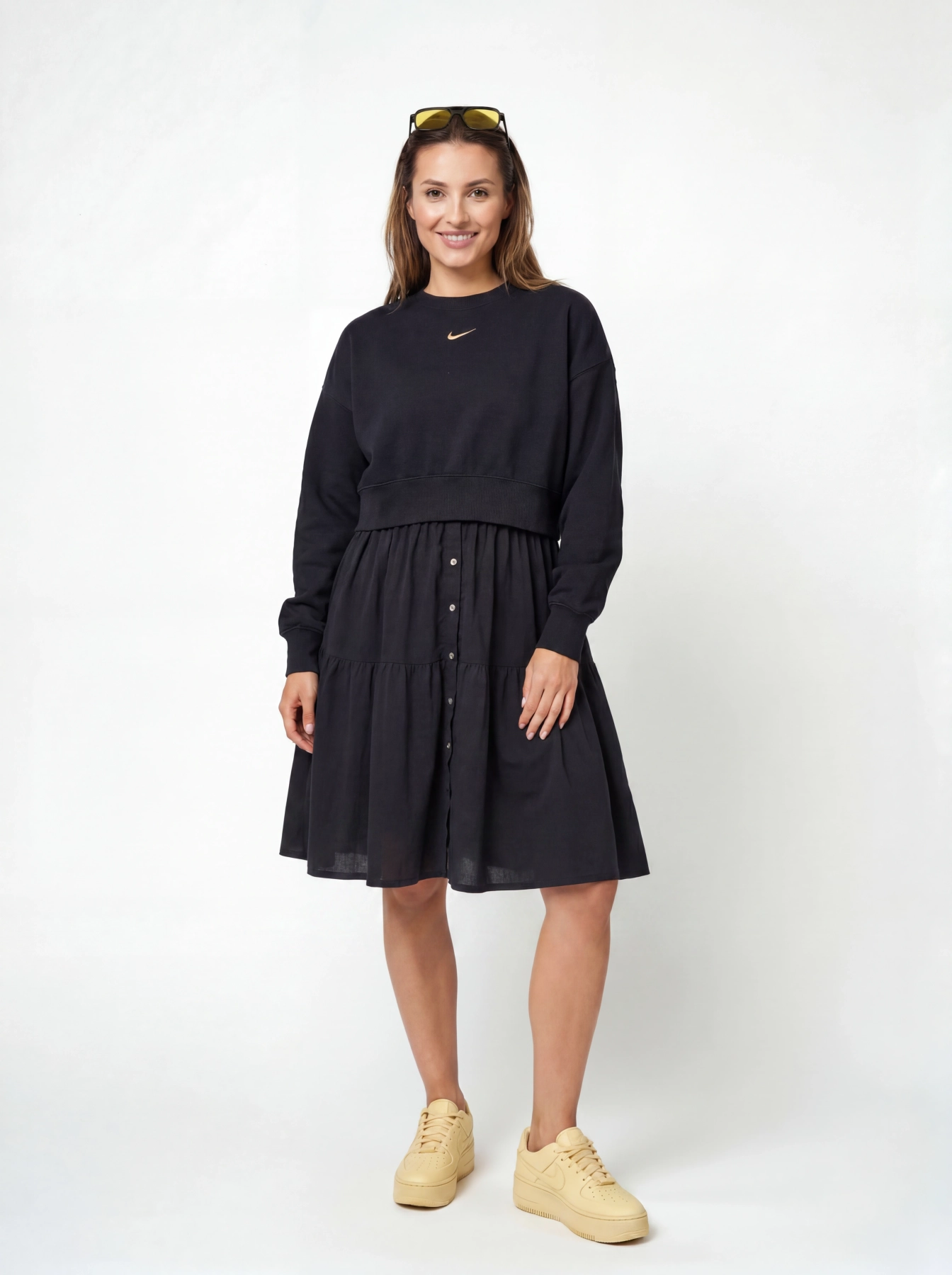 Czarny komplet premium składający się z kaskadowej sukienki koszulowej oraz sportowej bluzy Nike typu crop idealnie wpisuje się w najnowsze trendy mody casualowej