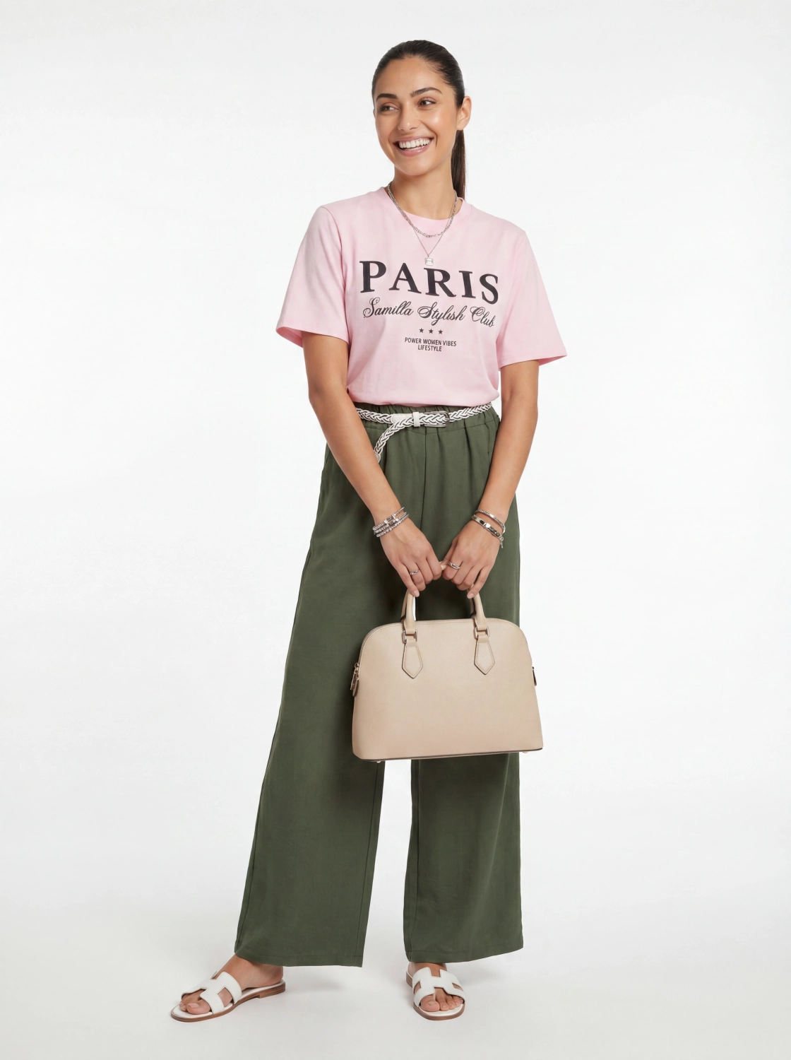 Różowy t-shirt z nadrukiem Paris oraz włoskie zielone spodnie wide leg z wysokim stanem tworzą modną i wygodną stylizację damską w duchu premium vintage