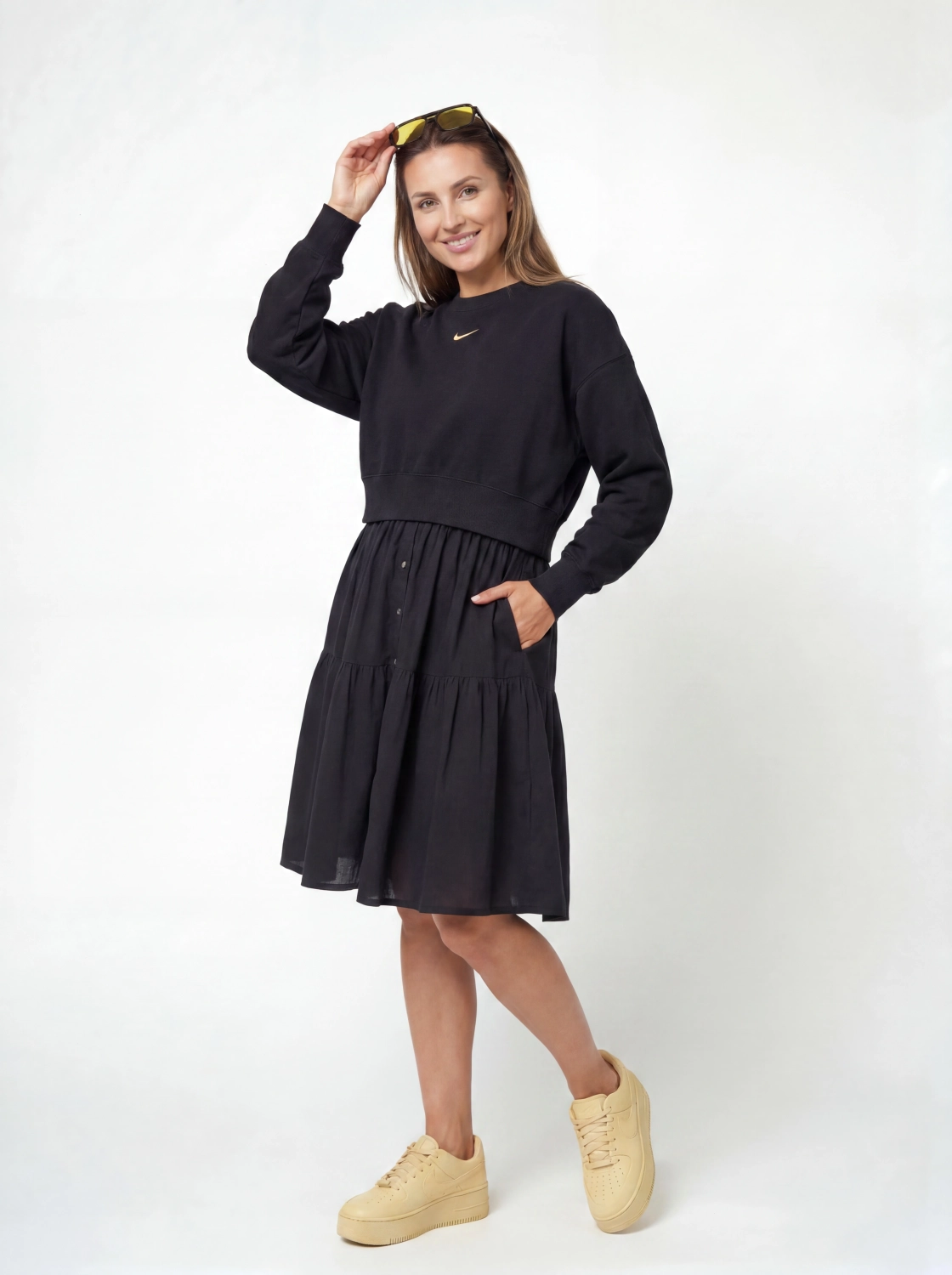 Czarny komplet premium składający się z kaskadowej sukienki koszulowej oraz sportowej bluzy Nike typu crop idealnie wpisuje się w najnowsze trendy mody casualowej