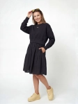 Czarny komplet premium składający się z kaskadowej sukienki koszulowej oraz sportowej bluzy Nike typu crop idealnie wpisuje się w najnowsze trendy mody casualowej