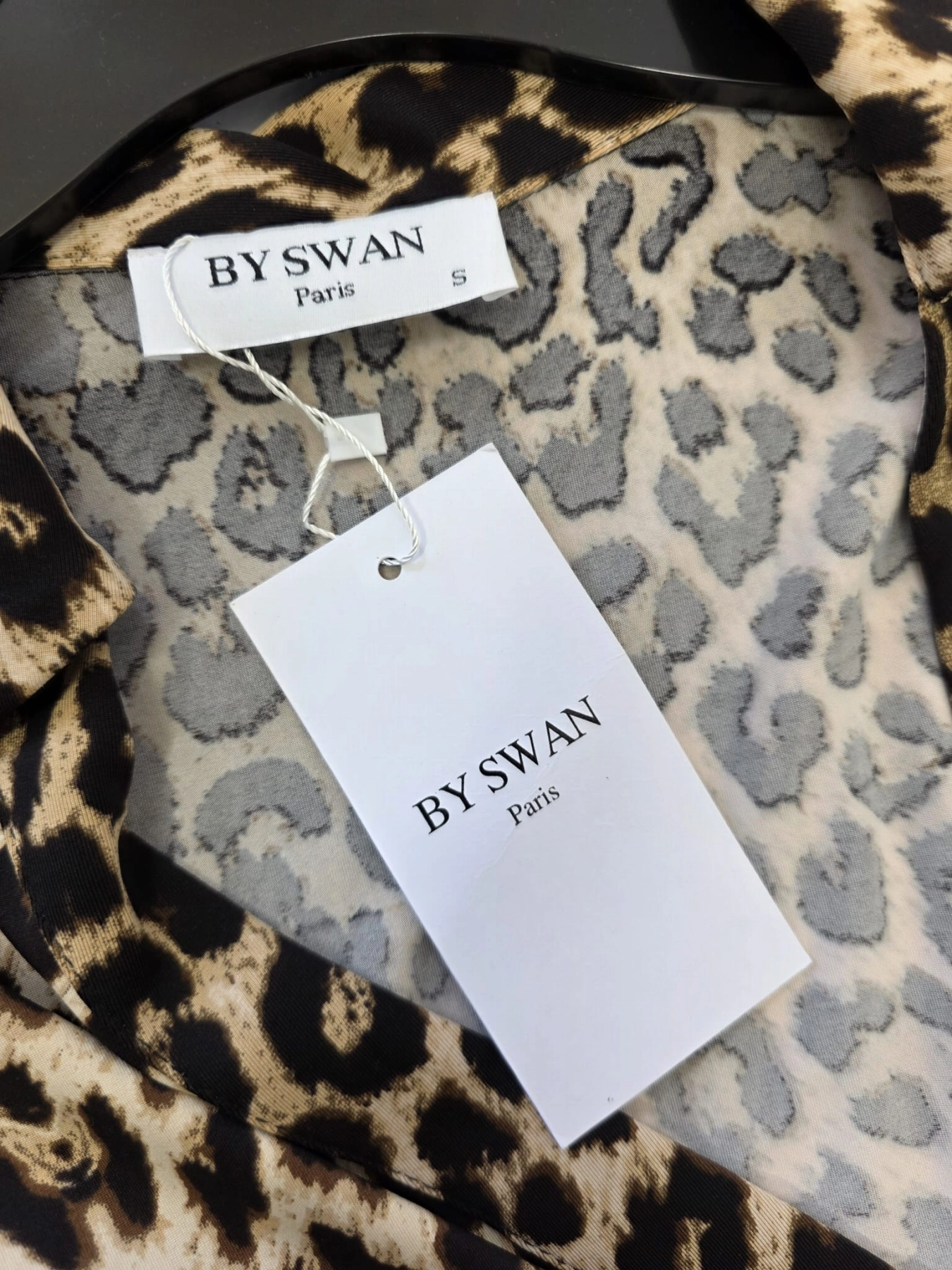 Sukienka maxi w panterkę marki By Swan Paris to zmysłowa kreacja kopertowa z krótkim rękawem i kołnierzykiem, idealna na wyjątkowe okazje oraz letnie wyjścia