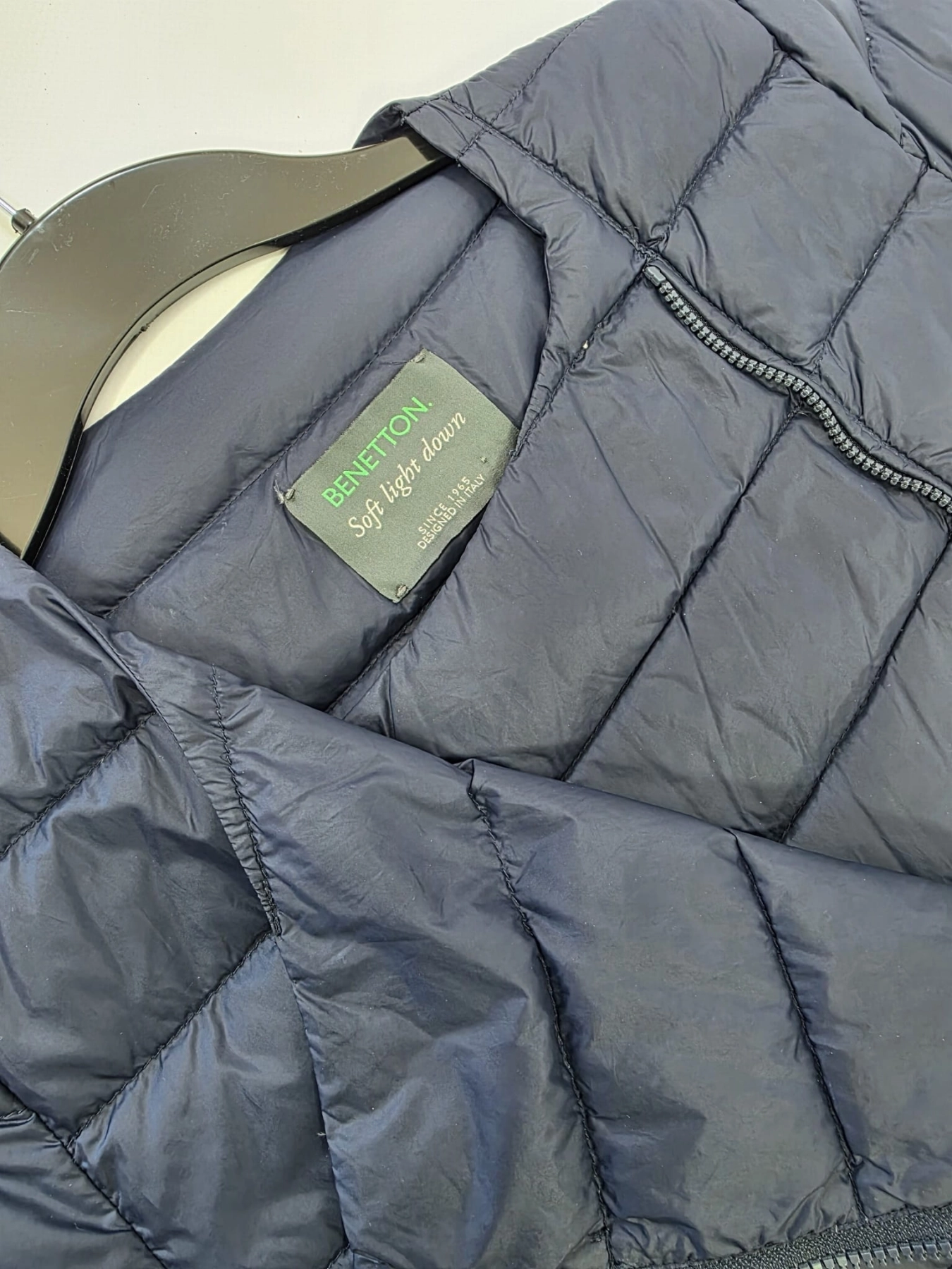 Markowa damska kurtka puchowa United Colors of Benetton w kolorze granatowym, zapinana asymetrycznie, lekka odzież wierzchnia premium z wypełnieniem naturalnym