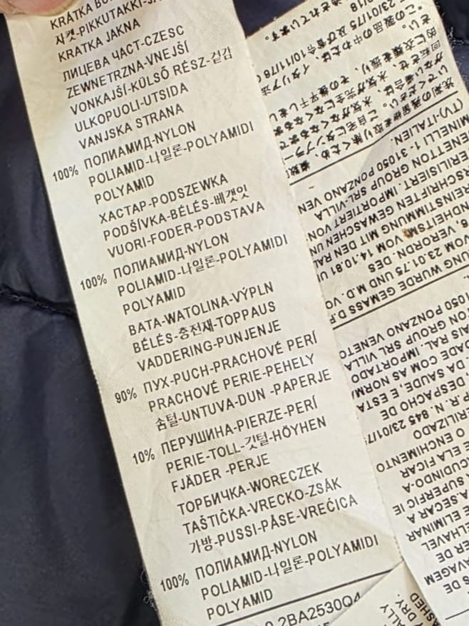 Markowa damska kurtka puchowa United Colors of Benetton w kolorze granatowym, zapinana asymetrycznie, lekka odzież wierzchnia premium z wypełnieniem naturalnym