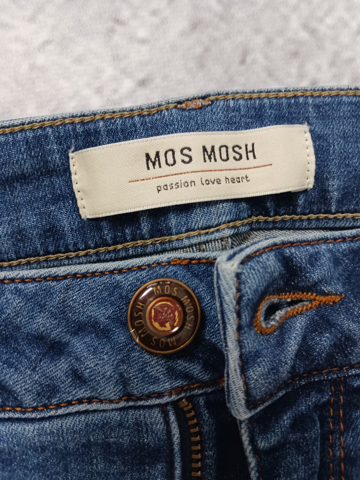 Jeansy Mos Mosh lekko przecierane z zadziornymi dziurami