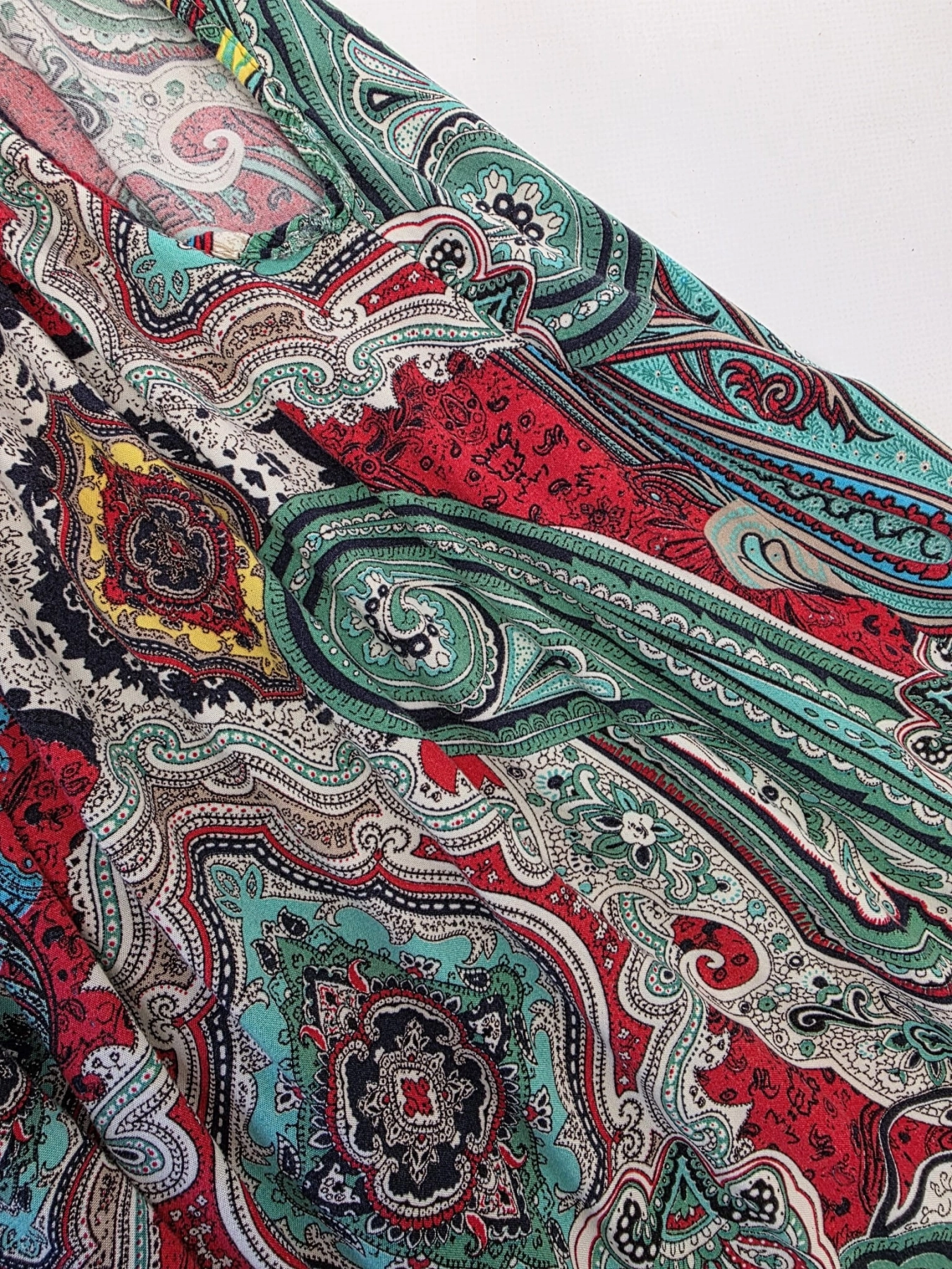 Kolorowa sukienka damska mini w orientalny wzór paisley, z wiązanym dekoltem typu halter i odkrytymi plecami, idealna na lato w stylu boho premium