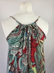 Kolorowa sukienka damska mini w orientalny wzór paisley, z wiązanym dekoltem typu halter i odkrytymi plecami, idealna na lato w stylu boho premium