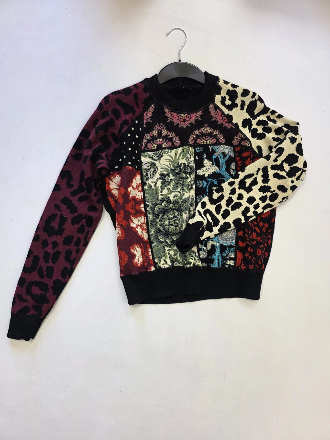 Oryginalny, patchworkowy sweter damski Desigual w rozmiarze S z motywem zwierzęcym i roślinnym, idealny do unikalnych stylizacji premium