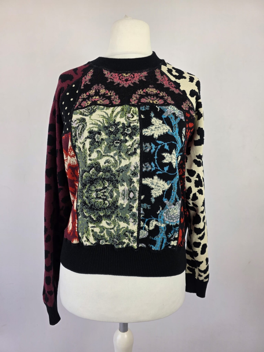 Oryginalny, patchworkowy sweter damski Desigual w rozmiarze S z motywem zwierzęcym i roślinnym, idealny do unikalnych stylizacji premium