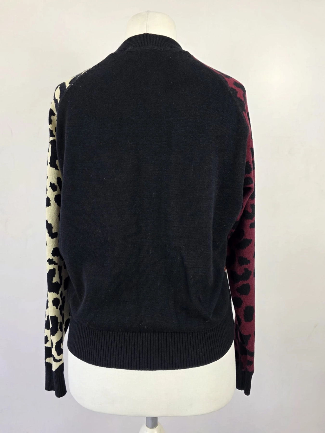 Oryginalny, patchworkowy sweter damski Desigual w rozmiarze S z motywem zwierzęcym i roślinnym, idealny do unikalnych stylizacji premium