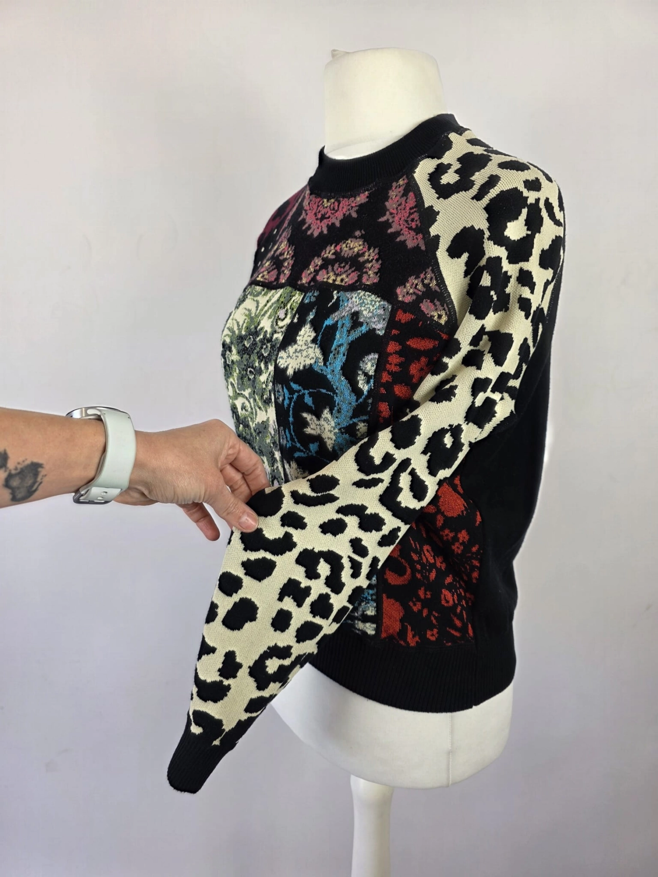 Oryginalny, patchworkowy sweter damski Desigual w rozmiarze S z motywem zwierzęcym i roślinnym, idealny do unikalnych stylizacji premium