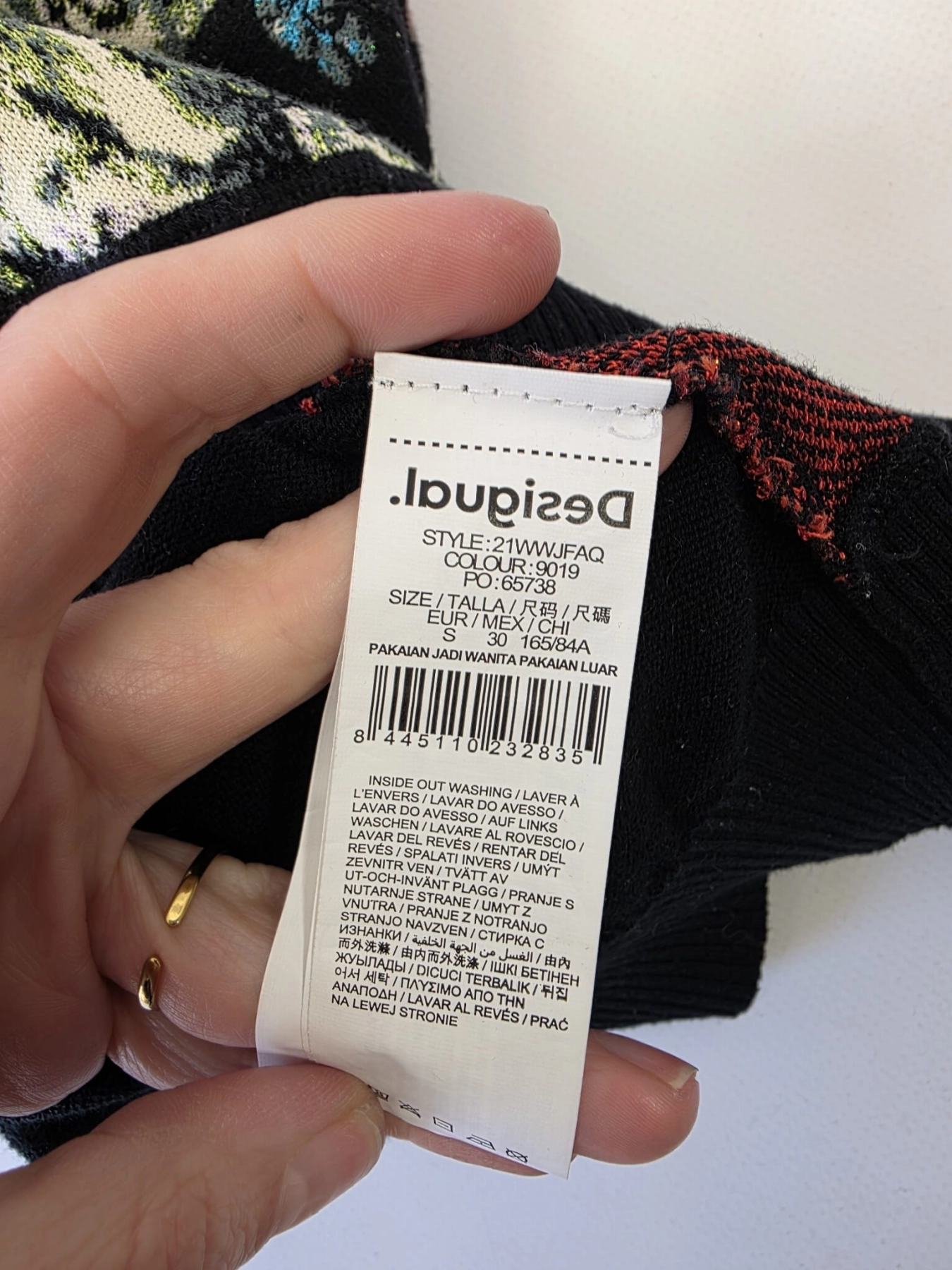 Oryginalny, patchworkowy sweter damski Desigual w rozmiarze S z motywem zwierzęcym i roślinnym, idealny do unikalnych stylizacji premium