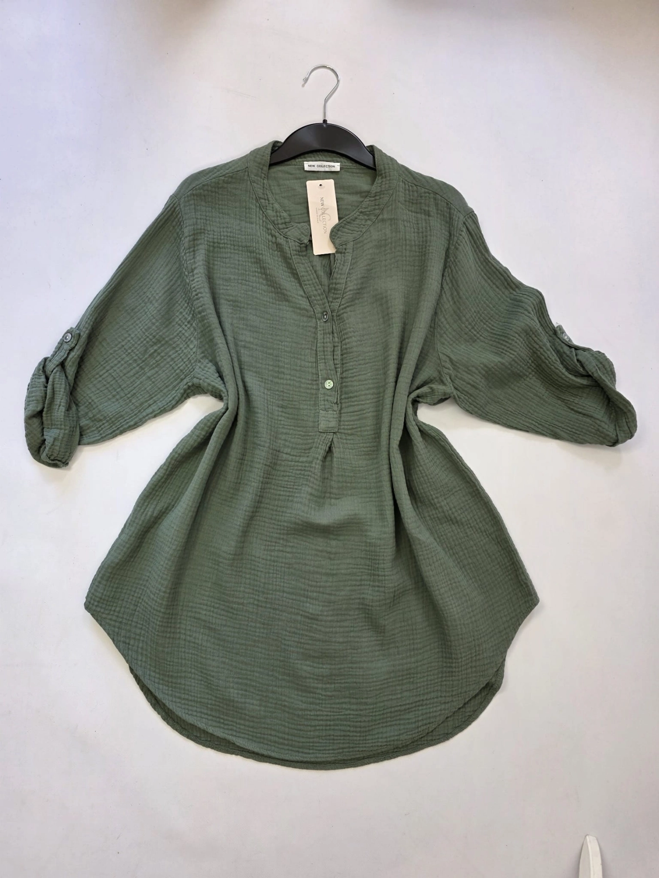Włoska tunika damska oversize wykonana w 100% z bawełny muślinowej w kolorze khaki to stylowy i komfortowy wybór na co dzień