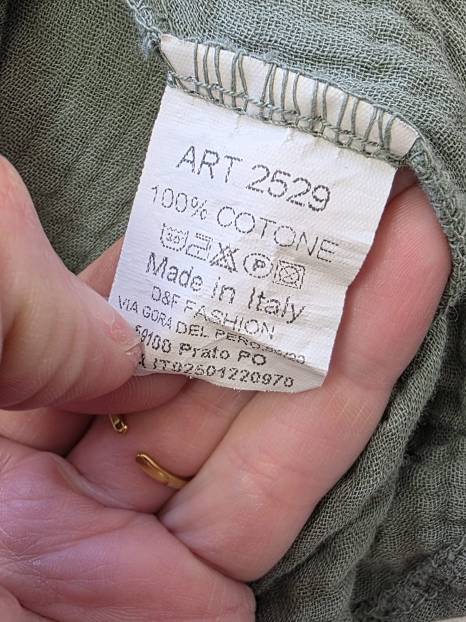 Włoska tunika damska oversize wykonana w 100% z bawełny muślinowej w kolorze khaki to stylowy i komfortowy wybór na co dzień