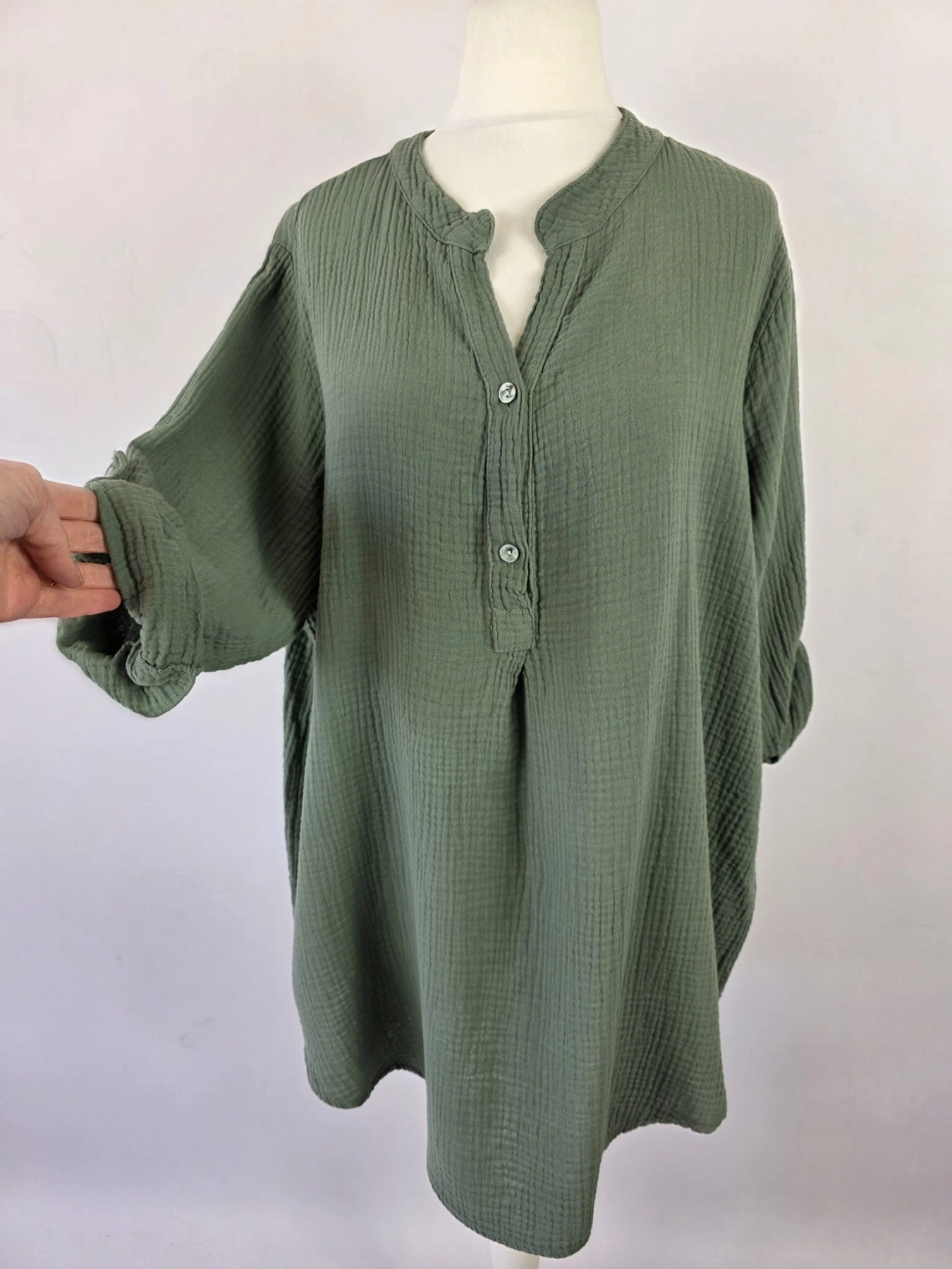Włoska tunika damska oversize wykonana w 100% z bawełny muślinowej w kolorze khaki to stylowy i komfortowy wybór na co dzień