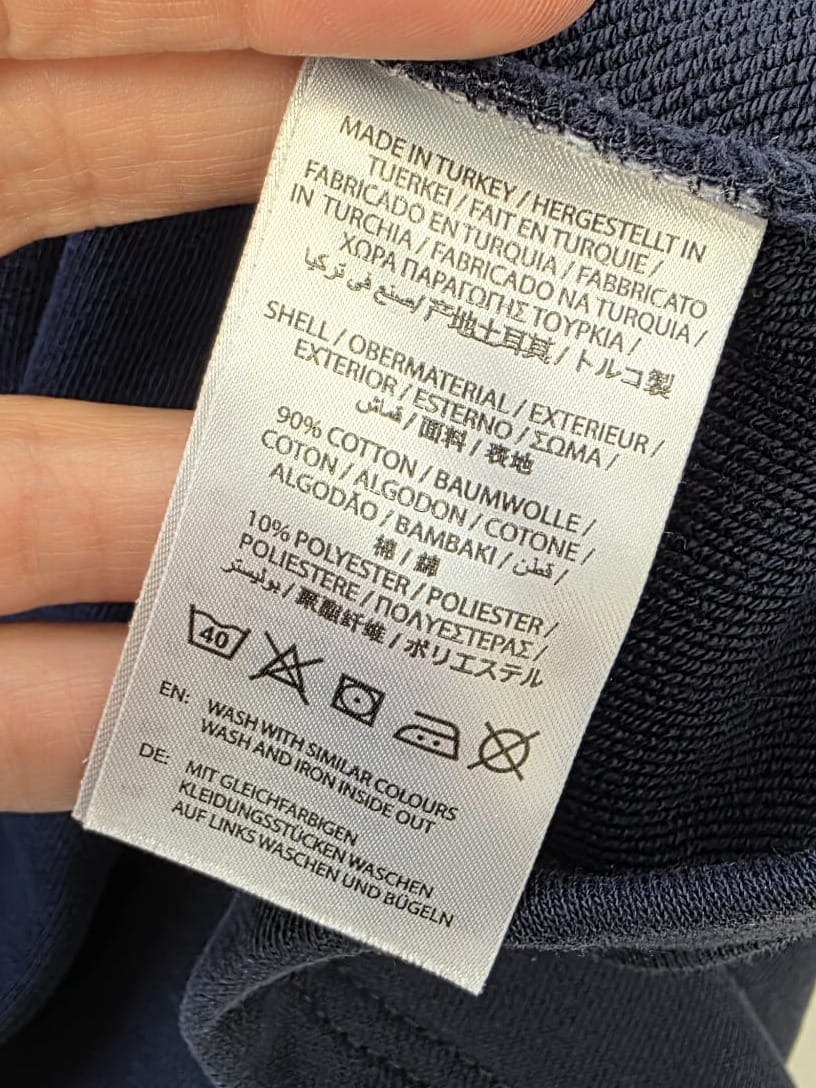 Markowa sukienka dresowa Gant w kolorze granatowym, wykonana z wysokiej jakości bawełny, idealna do casualowych, sportowych stylizacji premium