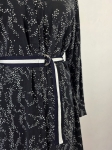 Elegancka sukienka koszulowa midi marki Saint Tropez w kolorze czarnym z modnym, drobnym nadrukiem i paskiem podkreślającym talię, idealna do casualowych oraz eleganckich stylizacji premium