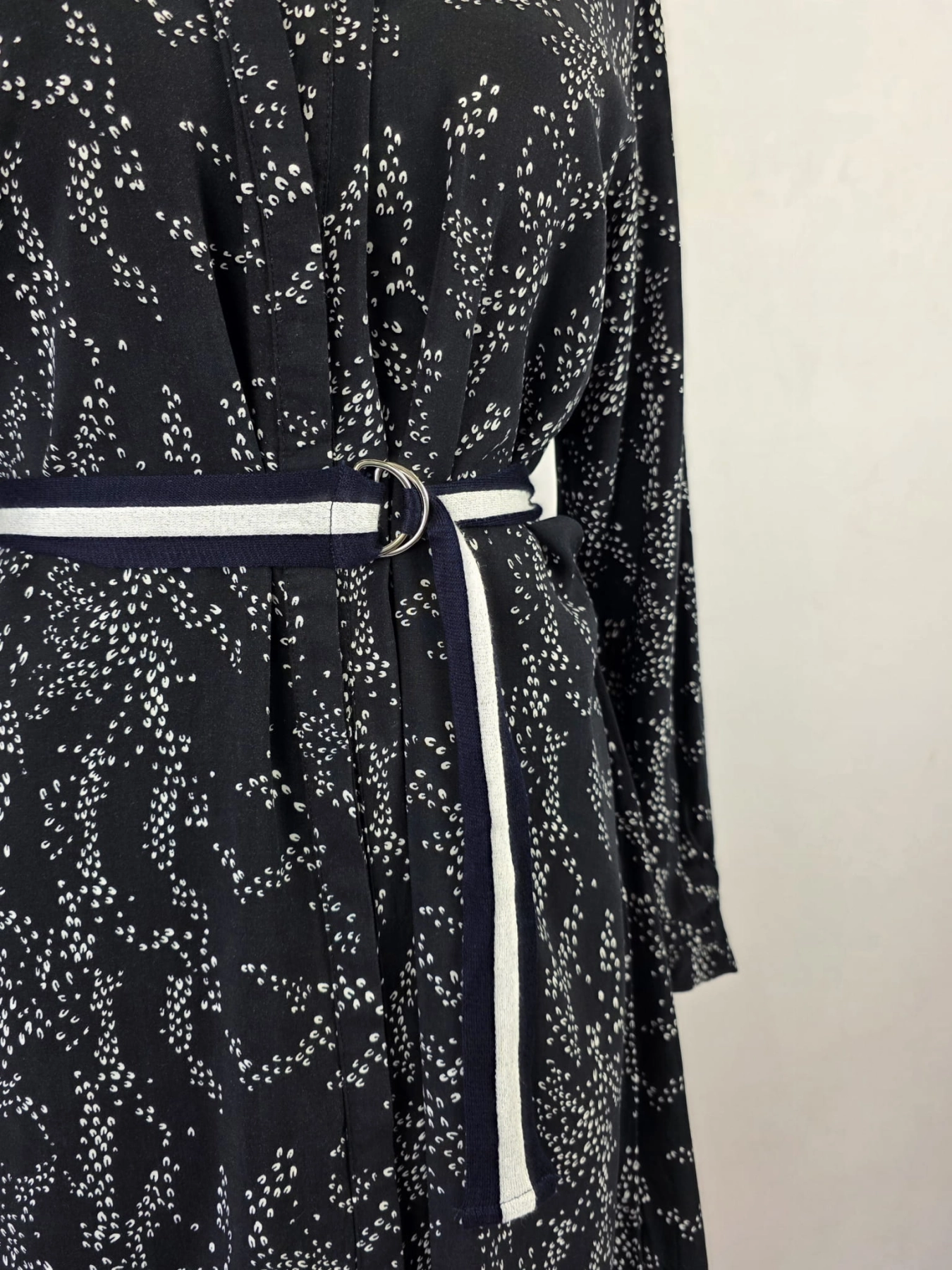 Elegancka sukienka koszulowa midi marki Saint Tropez w kolorze czarnym z modnym, drobnym nadrukiem i paskiem podkreślającym talię, idealna do casualowych oraz eleganckich stylizacji premium