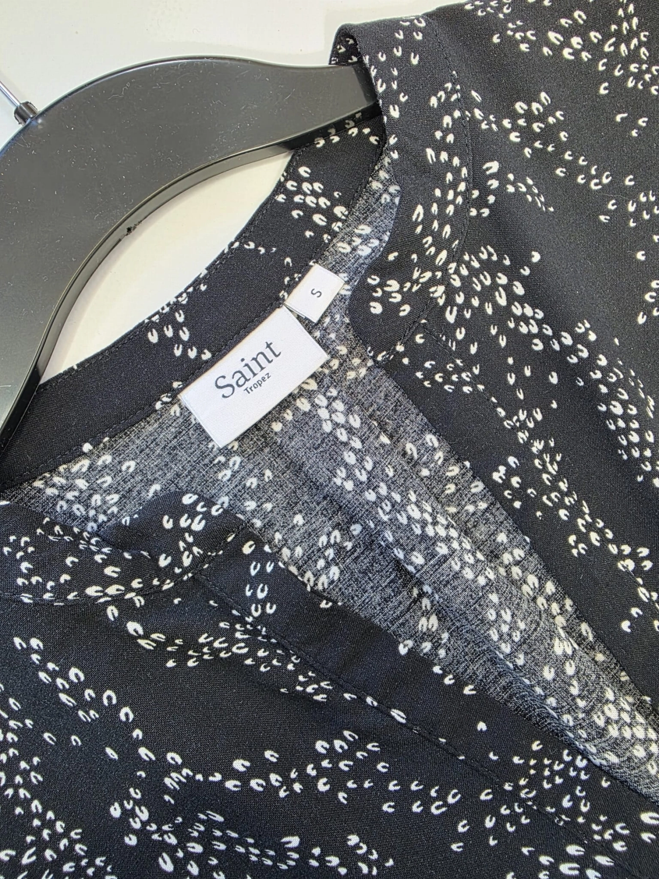 Elegancka sukienka koszulowa midi marki Saint Tropez w kolorze czarnym z modnym, drobnym nadrukiem i paskiem podkreślającym talię, idealna do casualowych oraz eleganckich stylizacji premium