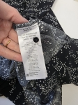 Elegancka sukienka koszulowa midi marki Saint Tropez w kolorze czarnym z modnym, drobnym nadrukiem i paskiem podkreślającym talię, idealna do casualowych oraz eleganckich stylizacji premium