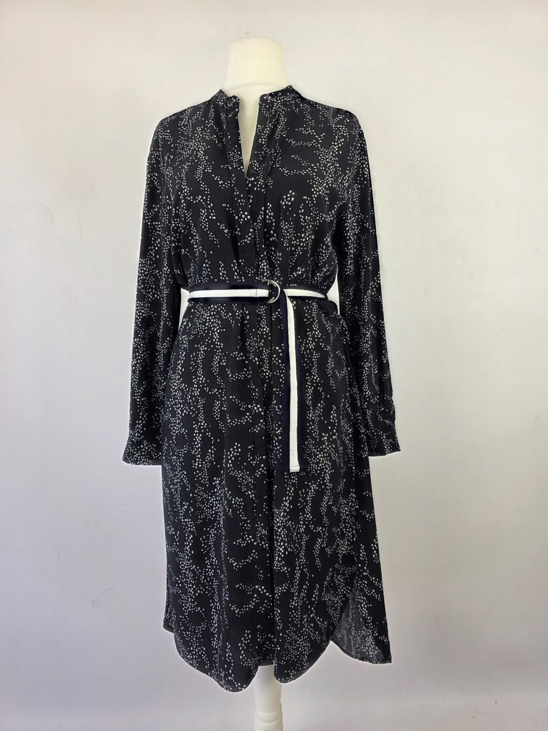 Elegancka sukienka koszulowa midi marki Saint Tropez w kolorze czarnym z modnym, drobnym nadrukiem i paskiem podkreślającym talię, idealna do casualowych oraz eleganckich stylizacji premium