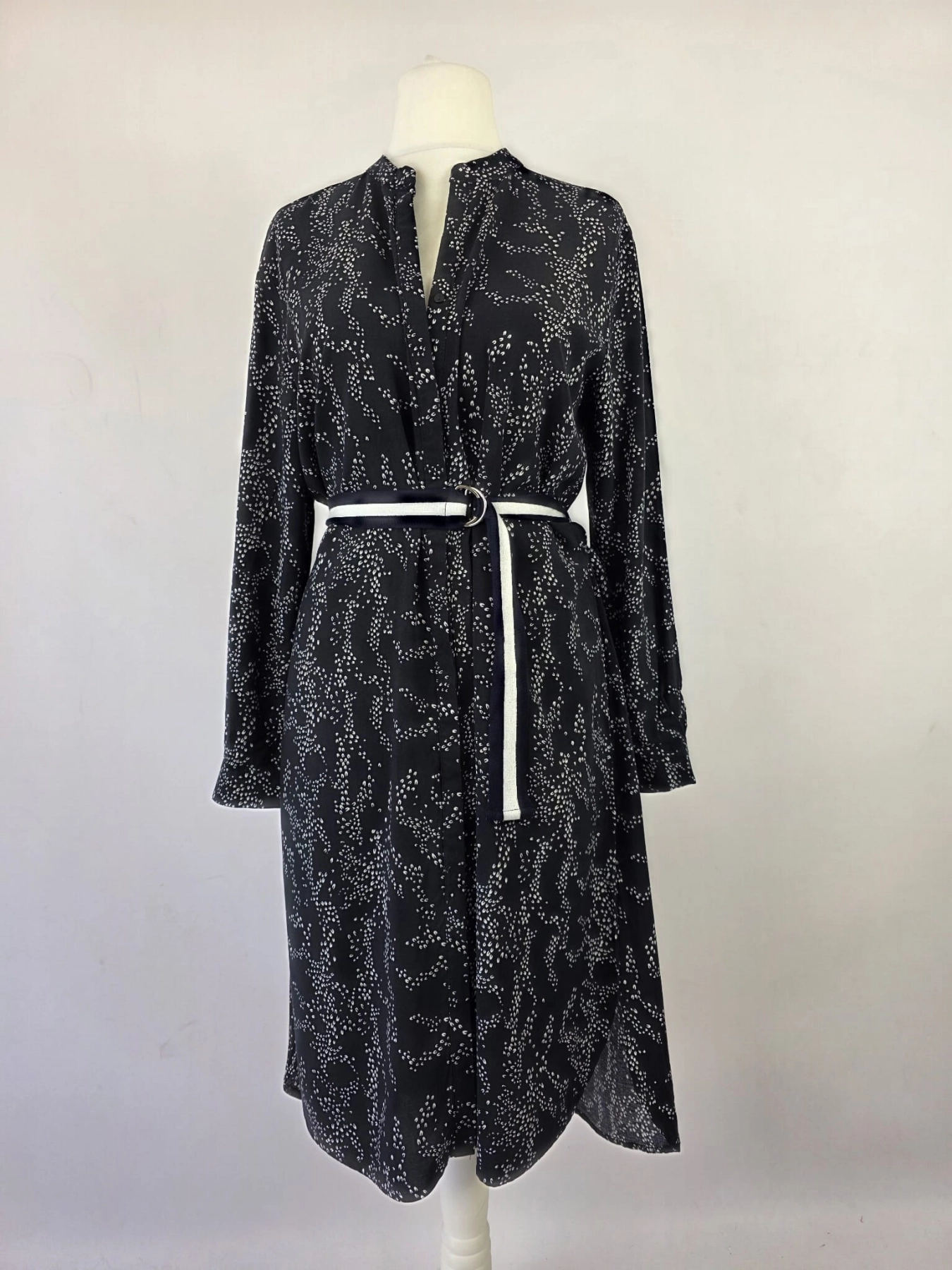 Elegancka sukienka koszulowa midi marki Saint Tropez w kolorze czarnym z modnym, drobnym nadrukiem i paskiem podkreślającym talię, idealna do casualowych oraz eleganckich stylizacji premium