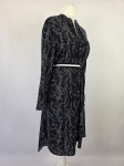 Elegancka sukienka koszulowa midi marki Saint Tropez w kolorze czarnym z modnym, drobnym nadrukiem i paskiem podkreślającym talię, idealna do casualowych oraz eleganckich stylizacji premium