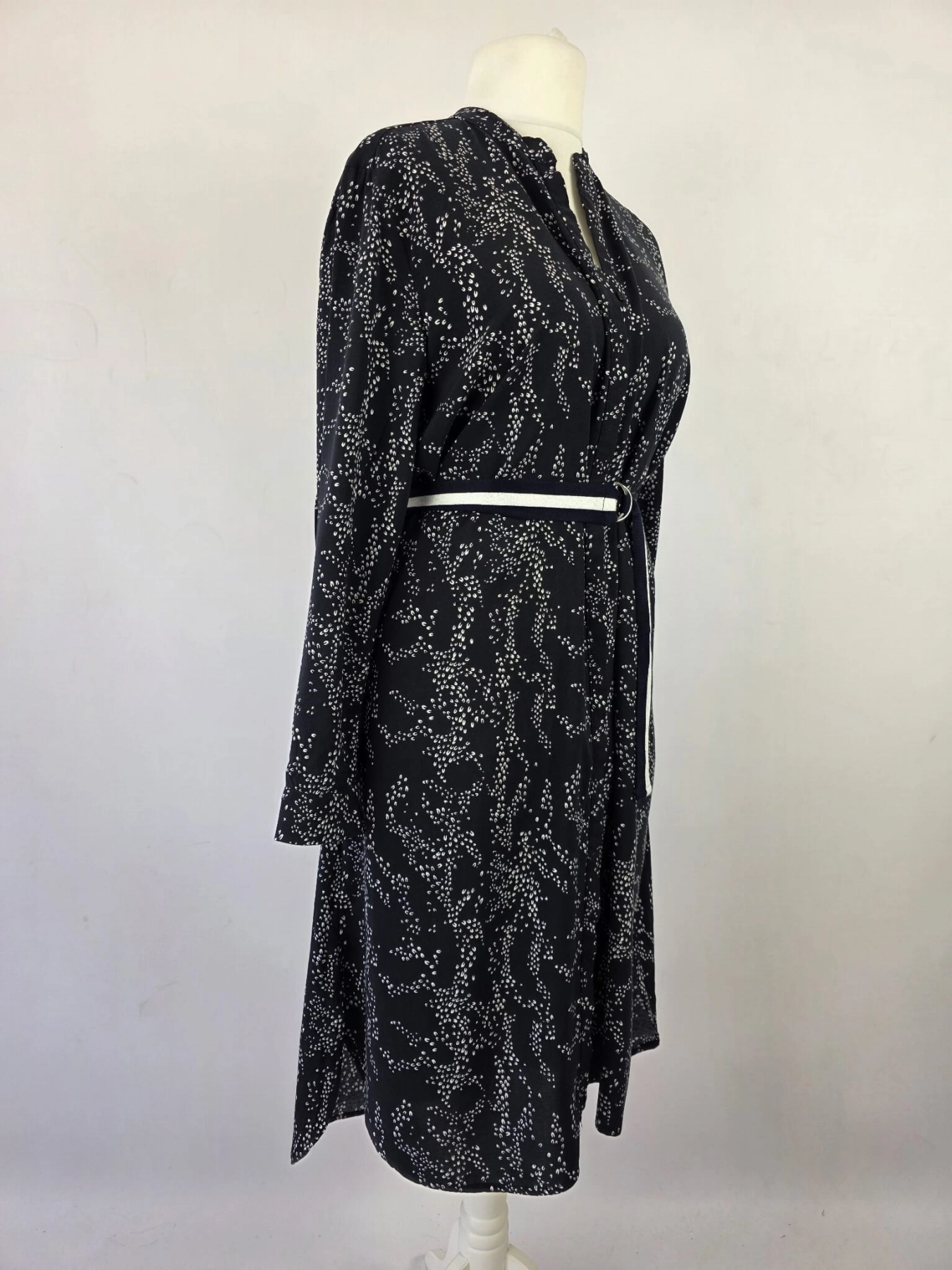 Elegancka sukienka koszulowa midi marki Saint Tropez w kolorze czarnym z modnym, drobnym nadrukiem i paskiem podkreślającym talię, idealna do casualowych oraz eleganckich stylizacji premium