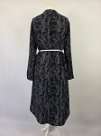 Elegancka sukienka koszulowa midi marki Saint Tropez w kolorze czarnym z modnym, drobnym nadrukiem i paskiem podkreślającym talię, idealna do casualowych oraz eleganckich stylizacji premium