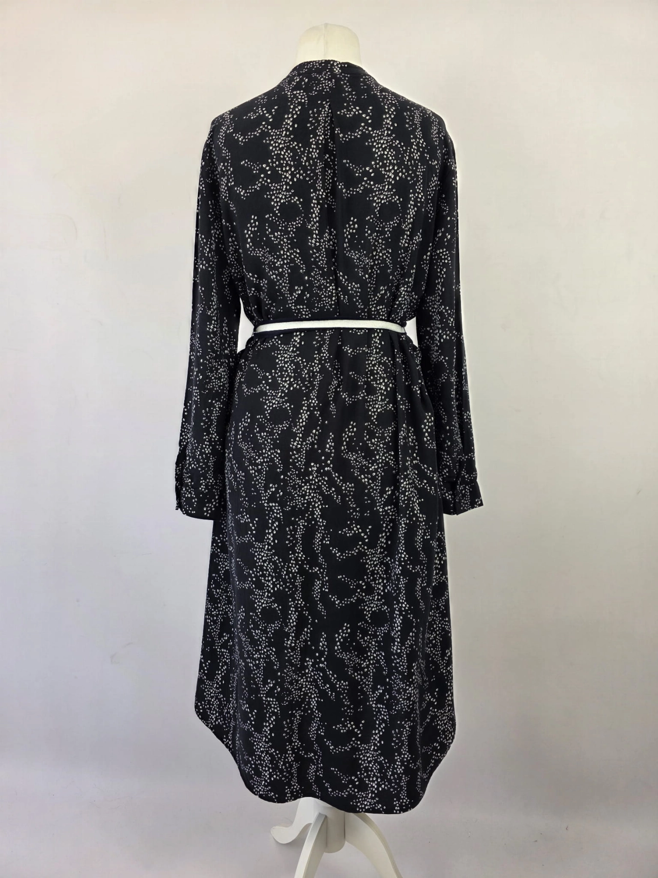 Elegancka sukienka koszulowa midi marki Saint Tropez w kolorze czarnym z modnym, drobnym nadrukiem i paskiem podkreślającym talię, idealna do casualowych oraz eleganckich stylizacji premium