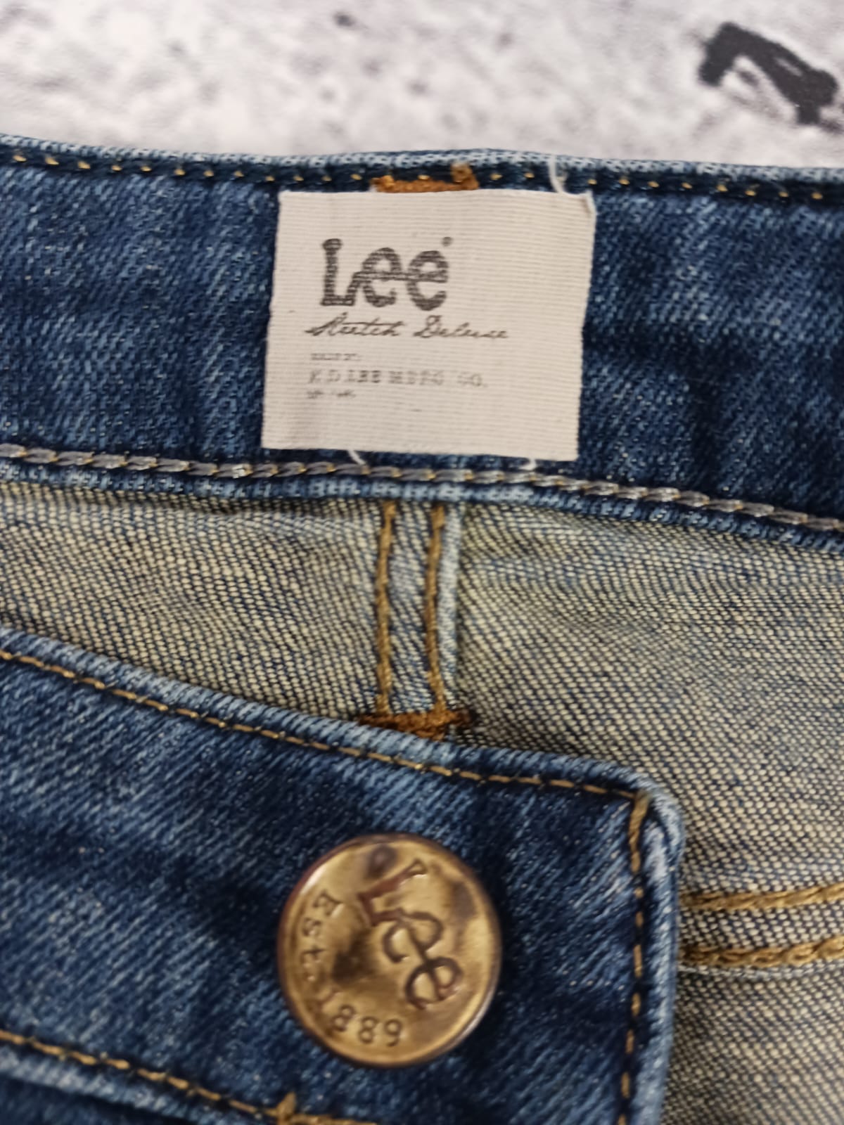 Jeansy Lee z delikatnym przetarciem