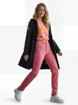 Kompletny zestaw damski premium składający się z różowych spodni comma,, kwiecistego t-shirtu Kappahl z czystej bawełny oraz czarnej, regulowanej w talii kurtki przejściowej La Coca
