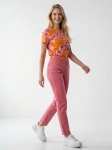 Kompletny zestaw damski premium składający się z różowych spodni comma,, kwiecistego t-shirtu Kappahl z czystej bawełny oraz czarnej, regulowanej w talii kurtki przejściowej La Coca