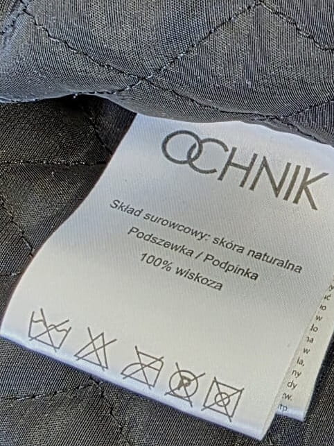 Oryginalna, damska kurtka skórzana Ochnik w rozmiarze XS to taliowana ramoneska z naturalnej skóry, która idealnie podkreśla kobiecą sylwetkę i sprawdzi się jako luksusowy element codziennych oraz wieczorowych stylizacji