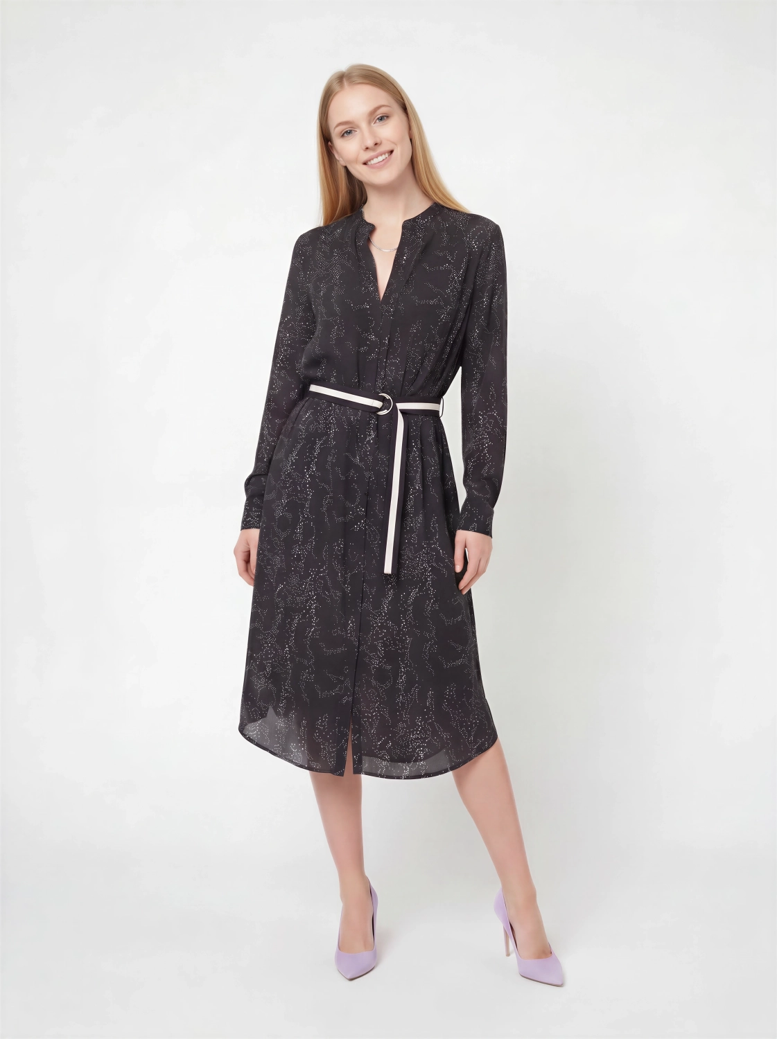 Elegancka sukienka koszulowa midi marki Saint Tropez w kolorze czarnym z modnym, drobnym nadrukiem i paskiem podkreślającym talię, idealna do casualowych oraz eleganckich stylizacji premium