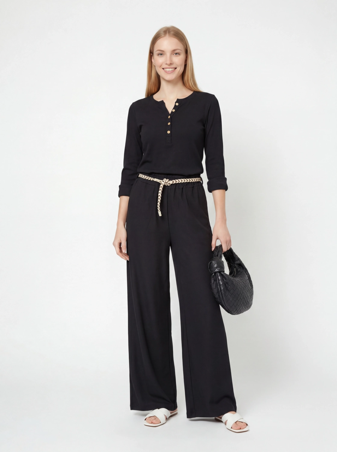 Czarny komplet damski premium second hand składający się z prążkowanej bluzki henley Michelle oraz szerokich spodni wide-leg Unique z plecionym paskiem