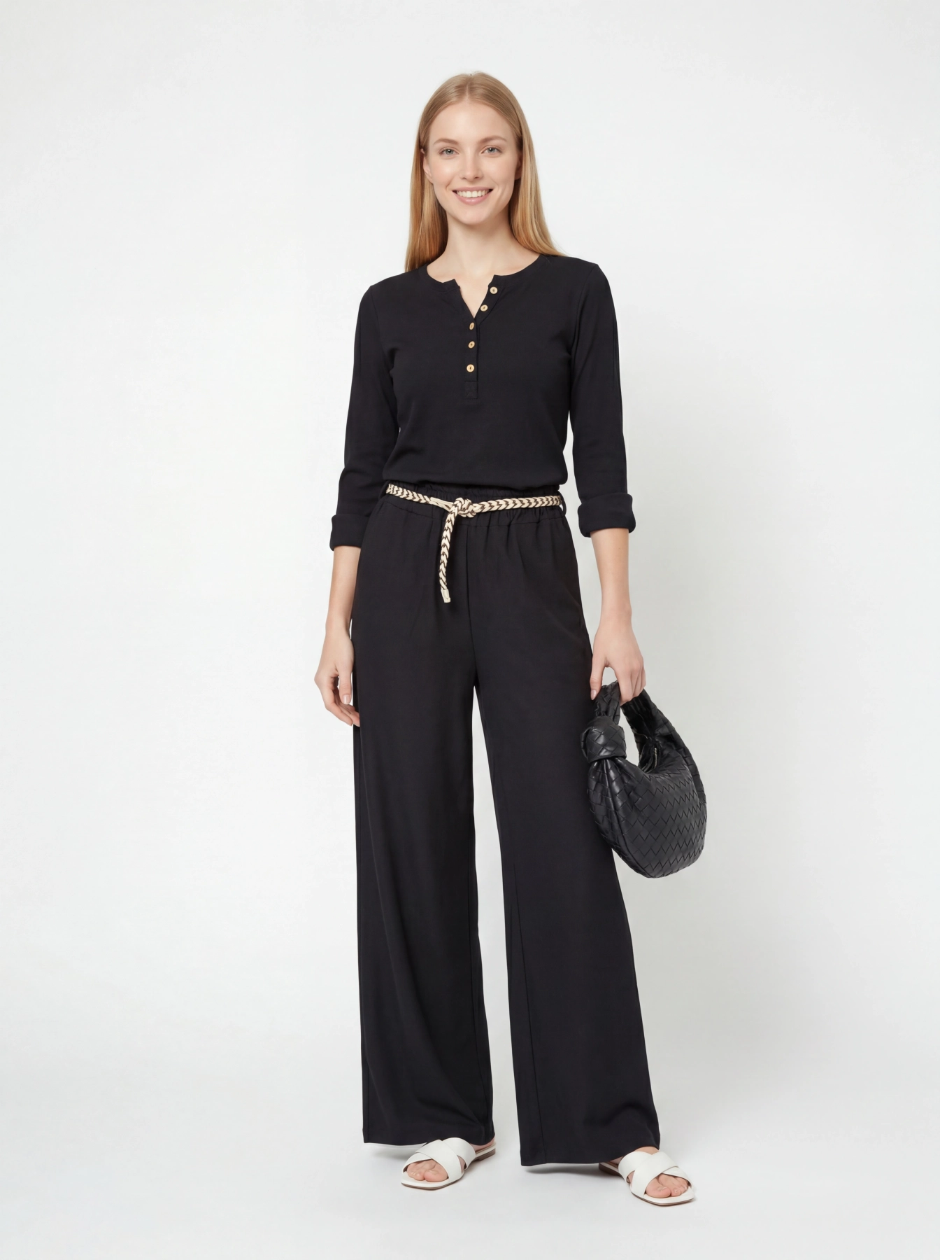 Czarny komplet damski premium second hand składający się z prążkowanej bluzki henley Michelle oraz szerokich spodni wide-leg Unique z plecionym paskiem