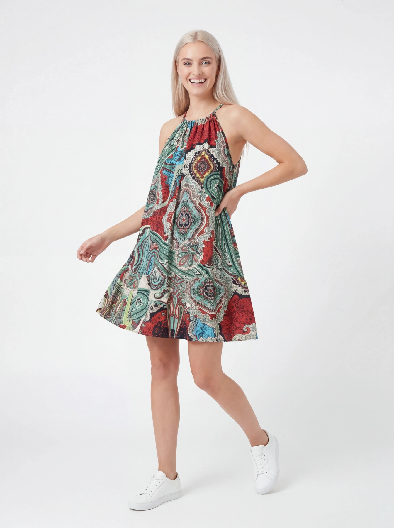 Kolorowa sukienka damska mini w orientalny wzór paisley, z wiązanym dekoltem typu halter i odkrytymi plecami, idealna na lato w stylu boho premium