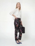 Ekskluzywny komplet damski składający się z kwiecistych spodni Solar, eleganckiej białej bluzki Selected Femme oraz lekkiej kurtki, idealny na wyjątkowe okazje i stylowe wyjścia